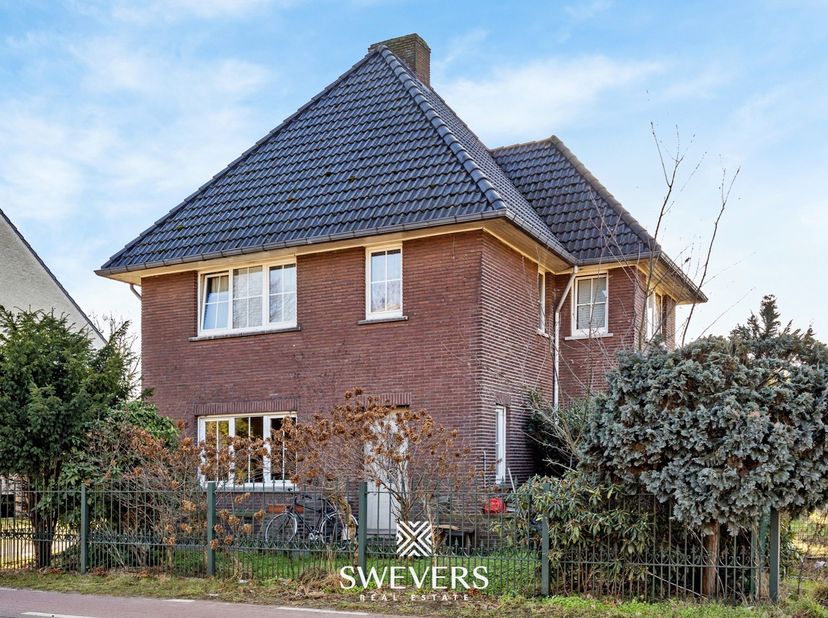 Deze te renoveren open bebouwing in de Biestraat in Heusden biedt ruime volumes, veel lichtinval en een zuidgericht perceel van 6a80ca. De woning date