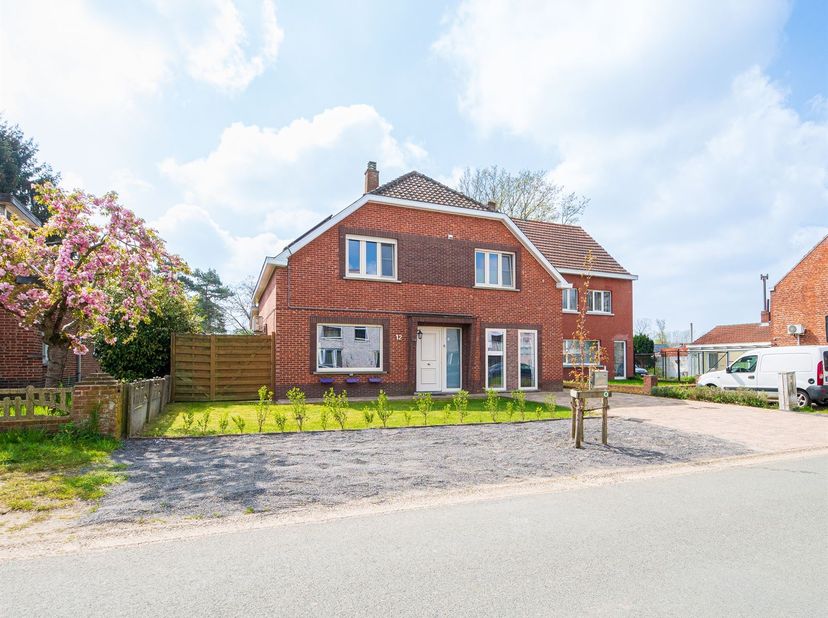 Prachtig gerenoveerde woning op een perceel van circa 13 are, gelegen op een rustige locatie nabij het centrum van Leopoldsburg.<br />
<br />
De liggi