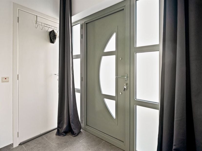 Instapklare gezinswoning met 1 slaapkamer (mogelijkheid tot 2) en diepe tuin<br />
Omschrijving<br />
Gelijkvloers<br />
Via de inkomhal betreedt u de