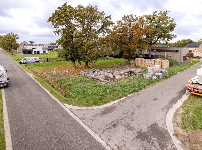 Bouwgrond voor OB van 5a 80ca<br />
<br />
Ligging: Dit hoekperceel is zeer rustig gelegen in een recente verkaveling "Ter Hulst" in het centrum van