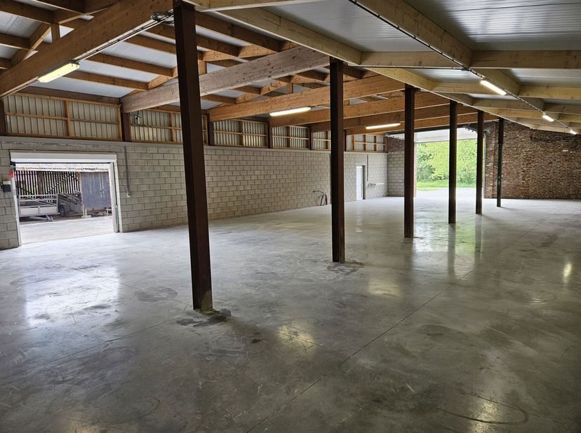 TE HUUR Opglabbeek <br />
Aan de Vinkenkantstraat 35 bevindt zich deze leuke hal van 293m² - pas door de eigenaar gerenoveerd.<br />
De voorkant van h