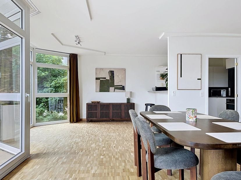 Gelegen op korte afstand van de Franklin Roosevelt-laan en de ISB, ontdek dit gemeubileerde appartement van 140m2 (volgens plannen) met 3 slaapkamers,