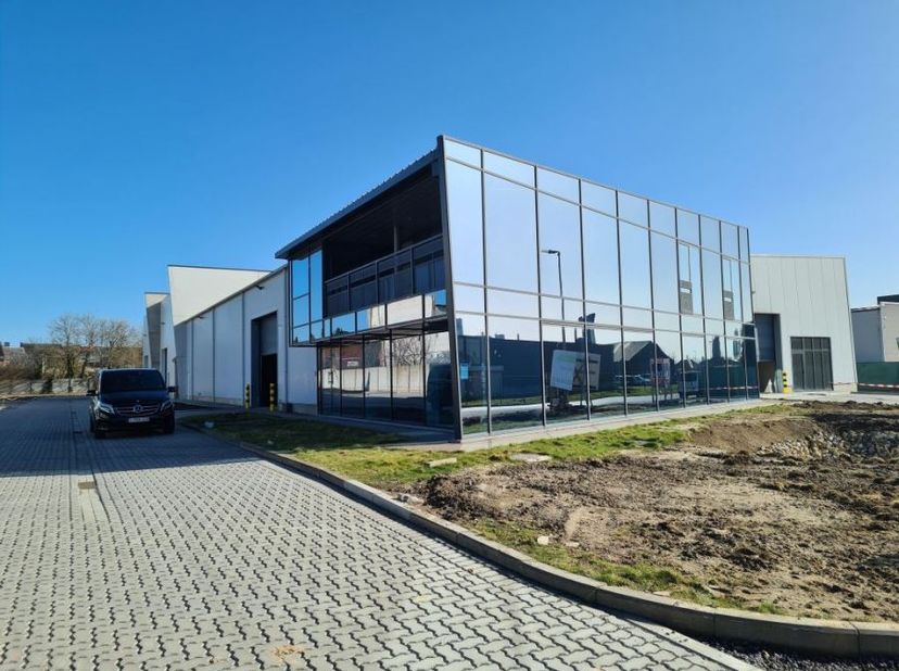 KMO-units met kantoorruimte te huur in Halen. Nabij E314 (afrit 25). Voorzien van sectionaalpoorten en buitenruimte.<br />
<br />
--------<br />
opspl
