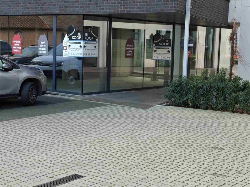 Ontdek deze unieke commerciële ruimte in het hart van Zutendaal, perfect gelegen in een moderne en goed onderhouden omgeving. <br />
Deze ruime, lich