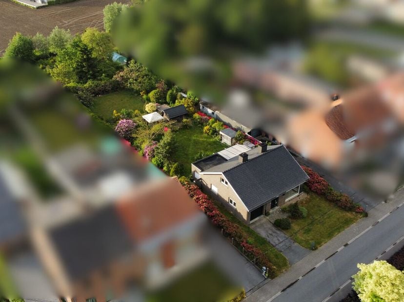 Ontdek deze alleenstaande woning in de Zwanestraat te Ingelmunster, rustig gelegen en omgeven door groen. De woning geniet van een aangename ligging m