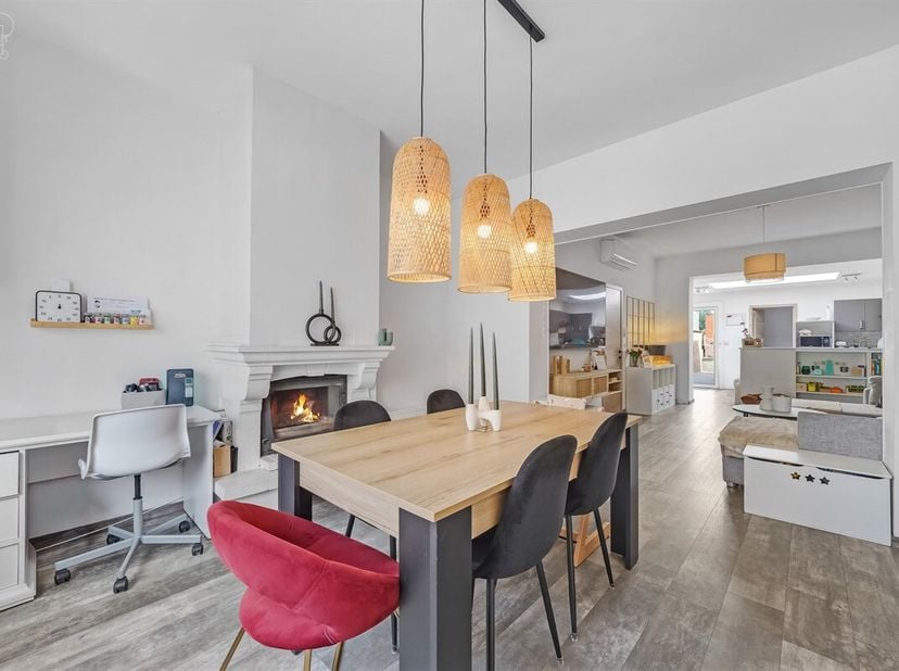 Aantrekkelijk dorpshuis met garage, ideaal gelegen in een rustige, gewilde straat. Bestaande uit een aangename woonkamer met houtkachel en houtkachel,