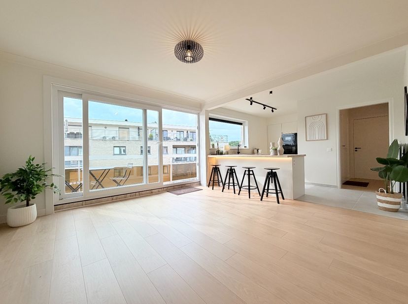 Fantastisch superruim leefappartement van maar liefst 120m2 in hartje van Gullegem !<br />
<br />
Naast de superligging voelen we ons al onmiddelijk t