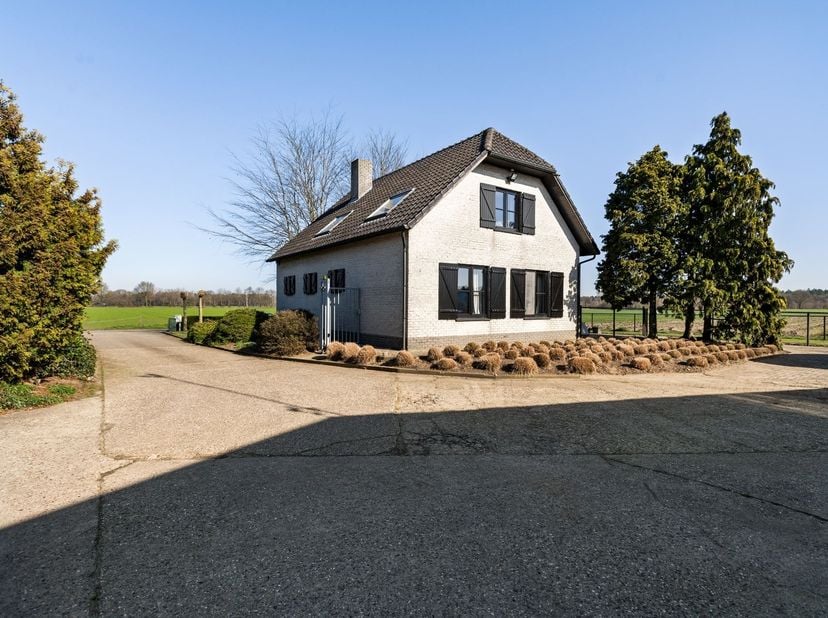 Landbouwwoning met 3 slaapkamers op perceel van 13.382 m² met meerdere loodsen<br />
<br />
Gelijkvloers:<br />
Via de inkomhal betreedt u de wonin