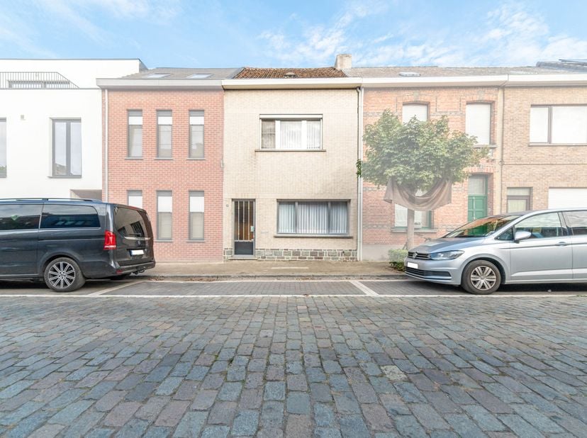 Ruime te renoveren woning met leuke tuin. <br />
Na bij het centrum van Niel met een centrale ligging wordt deze woning te koop aangeboden. <br />
Gra