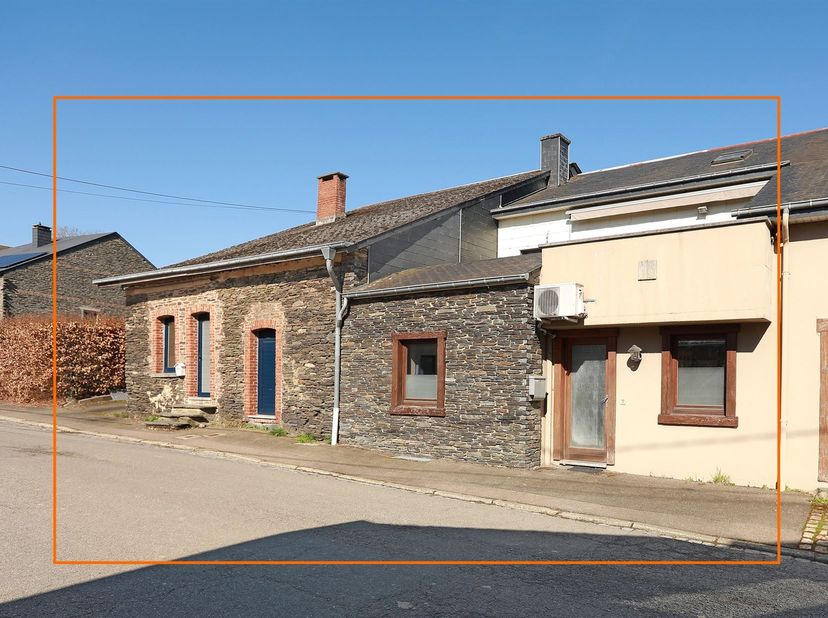Geheel van 2 aanpalende woningen op een terrein van 1338 m² gelegen in het dorp Les Hayons, deelgemeente van Bouillon-sur-Semois.<br />
Volledige bes