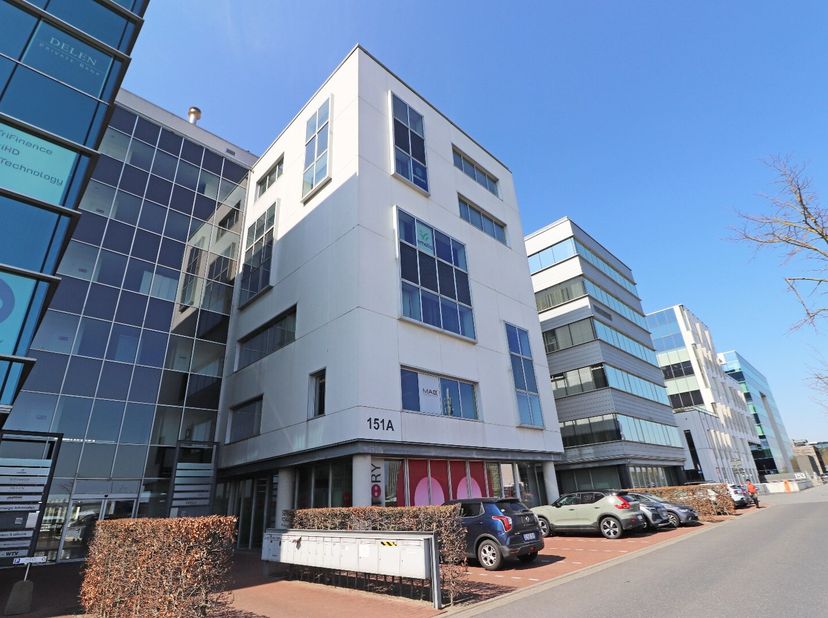 Op het Westwing Park in Roeselare vinden we deze kantoorruimte van 268 m² gelegen langs de E403 tussen Kortrijk en Brugge.<br />
Dit open space kantoo