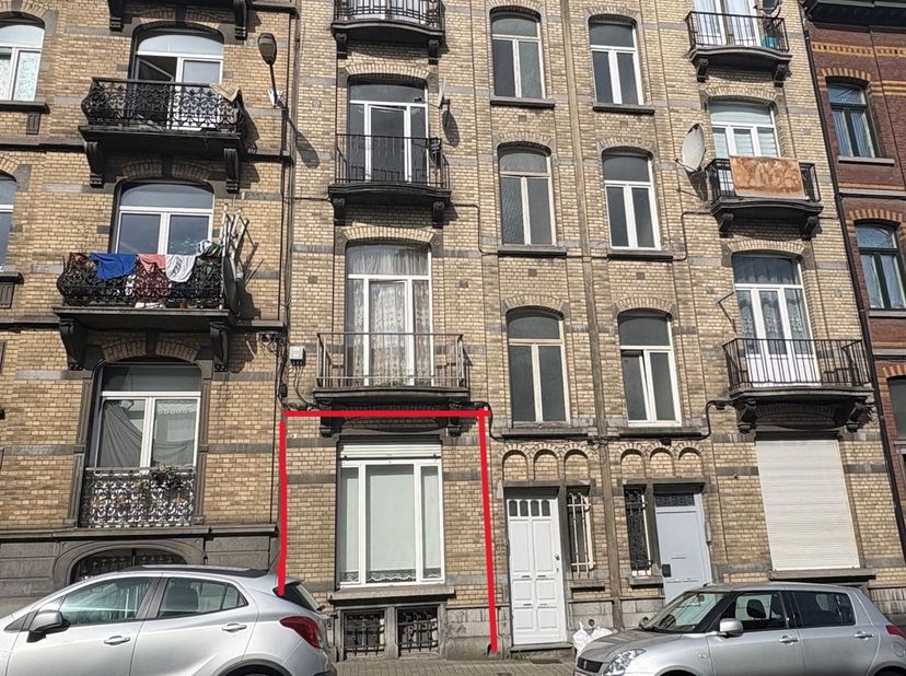 Forest: Dans un quartier de plus en plus recherché (Wielemans Ceuppens), Nous vous présentons cet appartement de +/- 72m² situé au rez-de-chaussée d'u