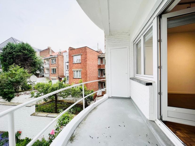 WOLUWE-SAINT-LAMBERT, idéalement situé à deux pas de Gribaumont (métro) et du square Meudon, dans un quartier où il fait bon vivre, bel APPARTEMENT (1