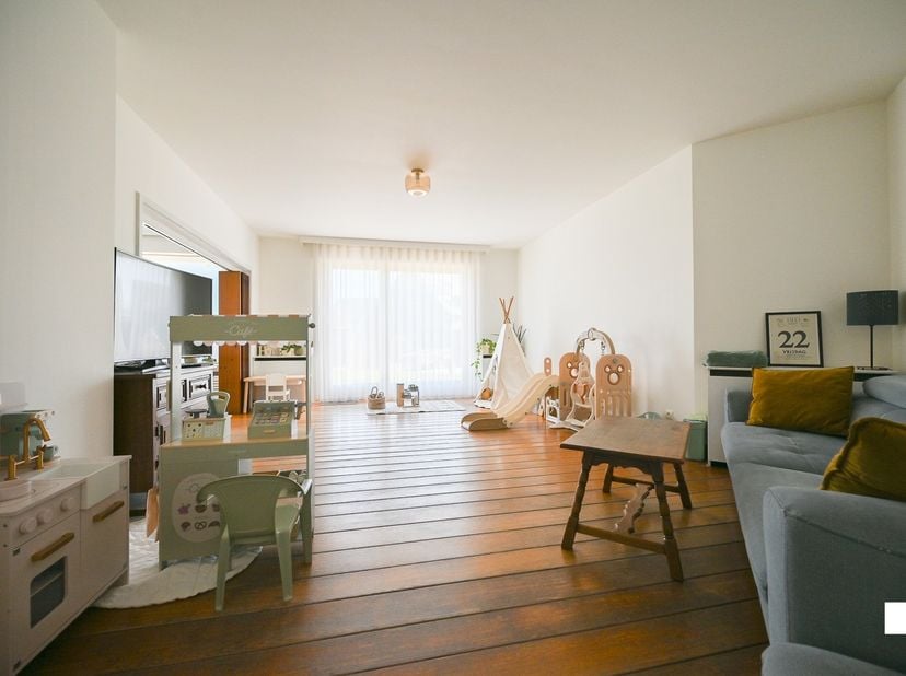 Deze ruime gezinswoning is gelegen op een zuidgericht perceel van maar liefst 939 m². Dankzij de vele reeds uitgevoerde vernieuwingen en de royale rui