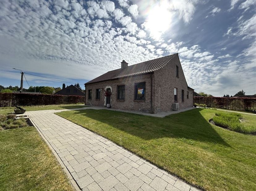 Bienvenue dans cette belle et paisible maison à Balen !  <br />
Caractéristiques :<br />
* Espace de vie spacieux avec cuisine entièrement équipée. L'