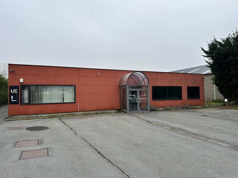 Handelsruimte gelegen in het industriepark te Oostende - gelegen dichtbij oprit autosnelweg en invalswegen - handelsoppervlakte van 600m²&amp;nbsp; bestaa