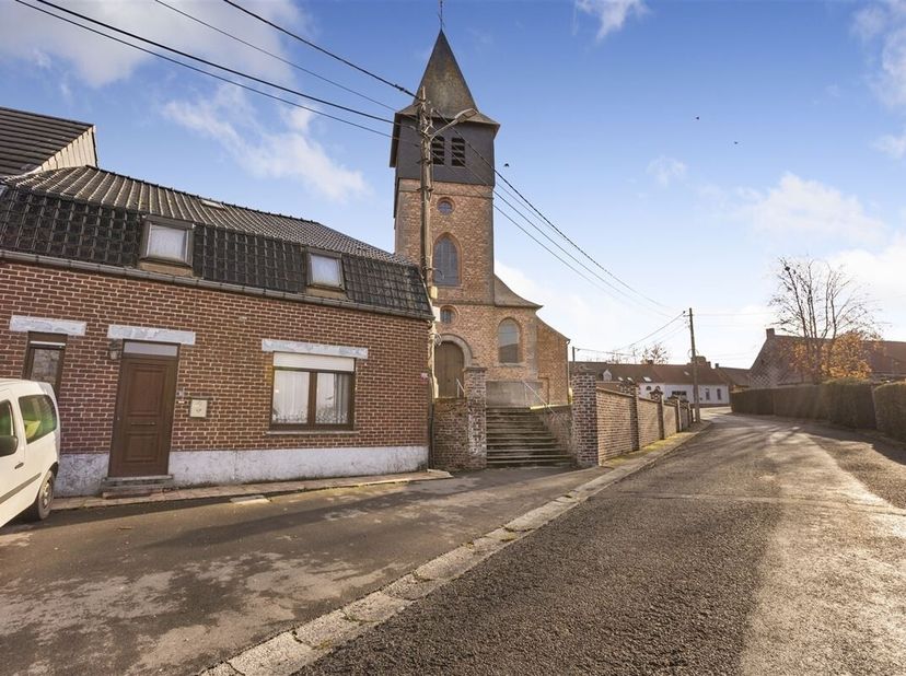 Jolie maison à rénover avec extérieur.<br />
Cette sympathique maison à rénover se compose comme suit:<br />
REZ: un hall d'entrée donnant sur deux sp