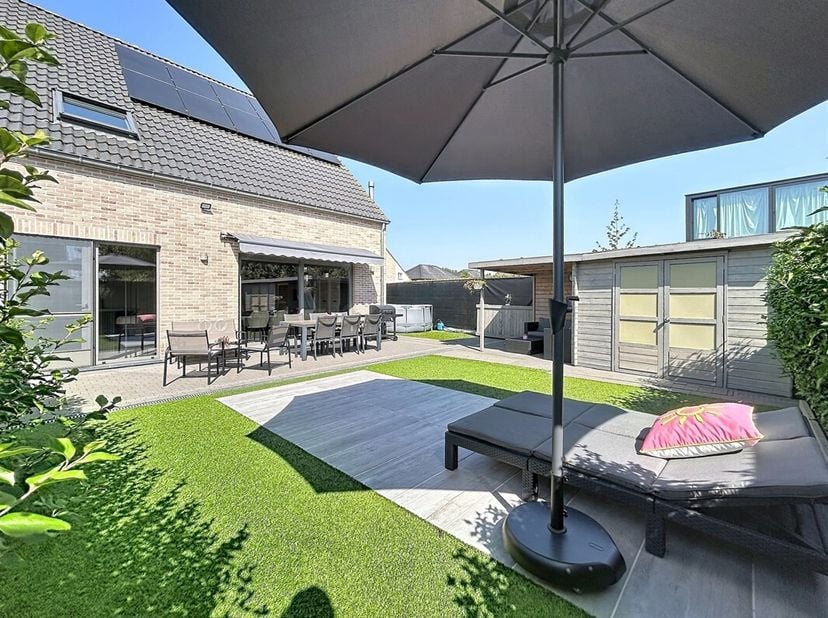 De ruime slaapkamers, de rustige locatie en het comfort zijn slechts enkele troeven die deze woning te bieden heeft.<br />
LIGGING : Deze energiezuini