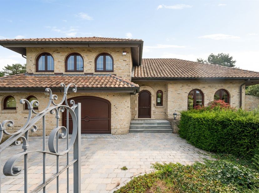 Karaktervolle villa met binnenzwembad op een perceel van 3260m². <br />
<br />
Deze ruime, vrijstaande villa werd gebouwd in 2001 en is twee jaar ge