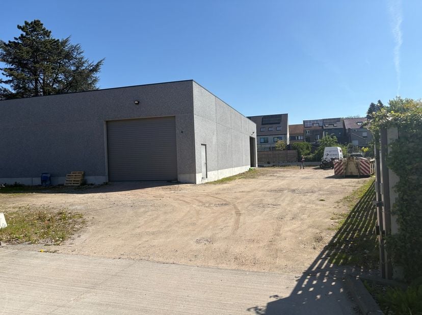Ruime loods van 264 m²&amp;nbsp; op afgesloten terrein op een uitstekende locatie.<br />
Bent u op zoek naar een praktische en veilig gelegen opslagruimte