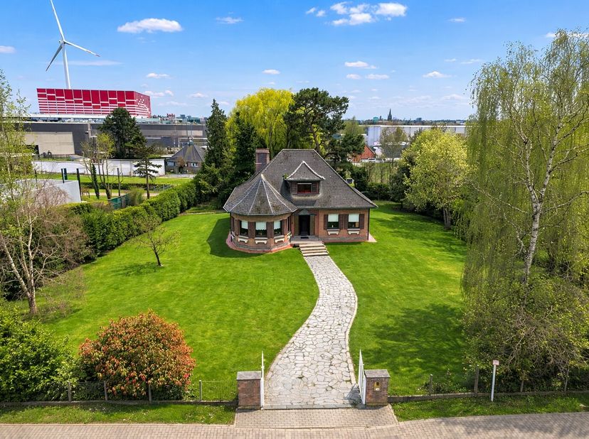 Deze ruime woning op een groot perceel is gelegen in Roeselare en heeft een uniek karakter en een authentieke uitstraling.<br />
De ligging vormt een