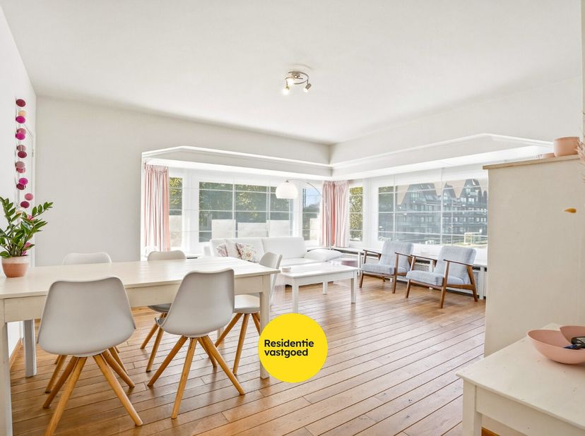 Centraal gelegen tussen Oostduinkerke-Dorp en Oostduinkerke-Bad vindt u dit ruim en verzorgd 3-slaapkamerappartement, op wandelafstand van het strand