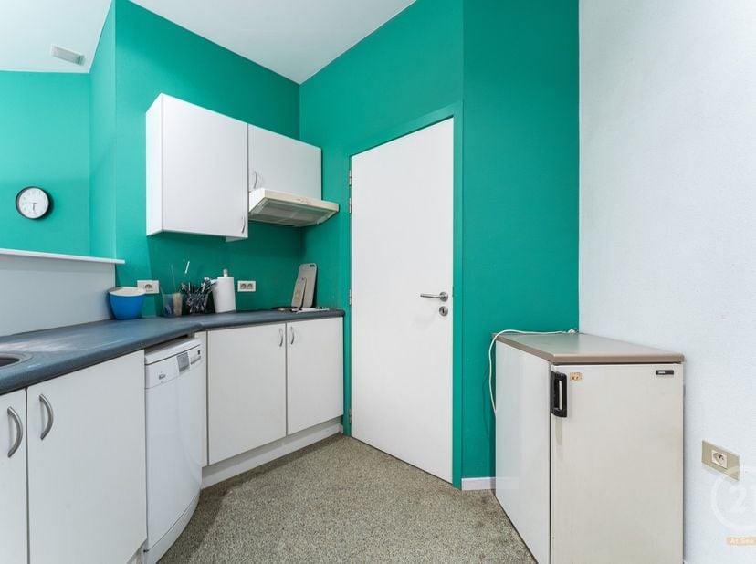 Dit pand biedt de perfecte kans om een ruim appartement te creëren in het hart van Oostende! Met enkele renovaties maak je van dit voormalig handelspa
