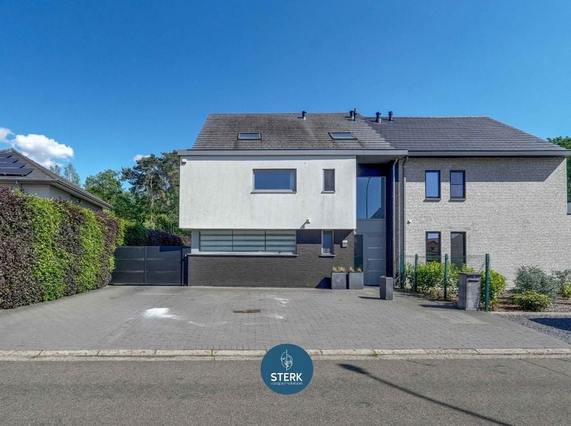 INSTAPKLARE WONING MET 5 SLPK EN EPC LABEL A !<br />
We vinden deze halfopen bebouwing met een bewoonbare oppervlakte van 430 m² terug op een perceel