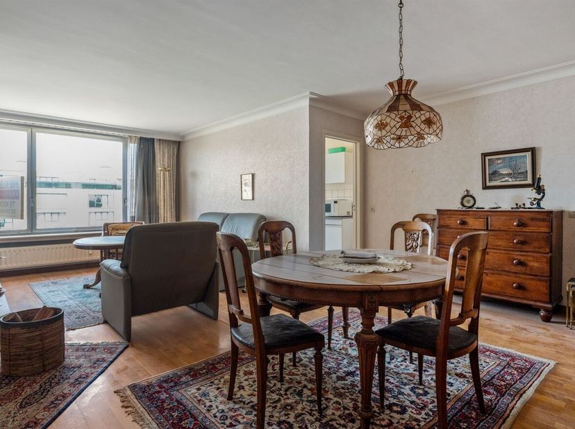 Op zoek naar een appartement dat je volledig naar eigen smaak kan inrichten? Dan is dit te renoveren 2-slaapkamerappartement op de vierde verdieping v