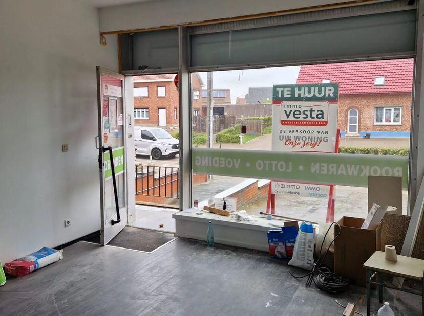 Dit instapklaar handelspand aan de Vliegveldlaan 60 ligt op een commercieel interessante locatie met uitstekende zichtbaarheid.<br />
Het pand beschik