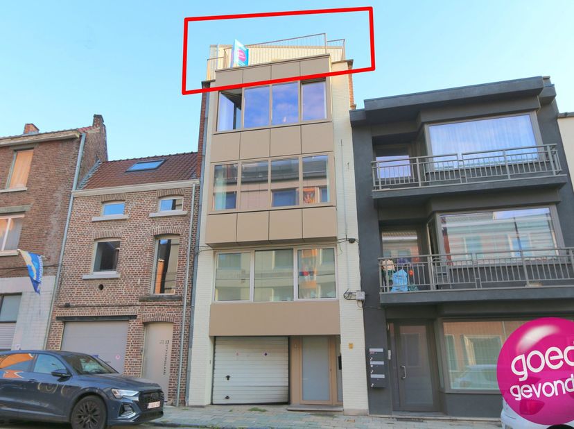 Gerenoveerd appartement met 1 slaapkamer op de vierde verdieping, volledig vernieuwd, zeer centraal gelegen met alles op wandelafstand.<br />
ZEER ENE