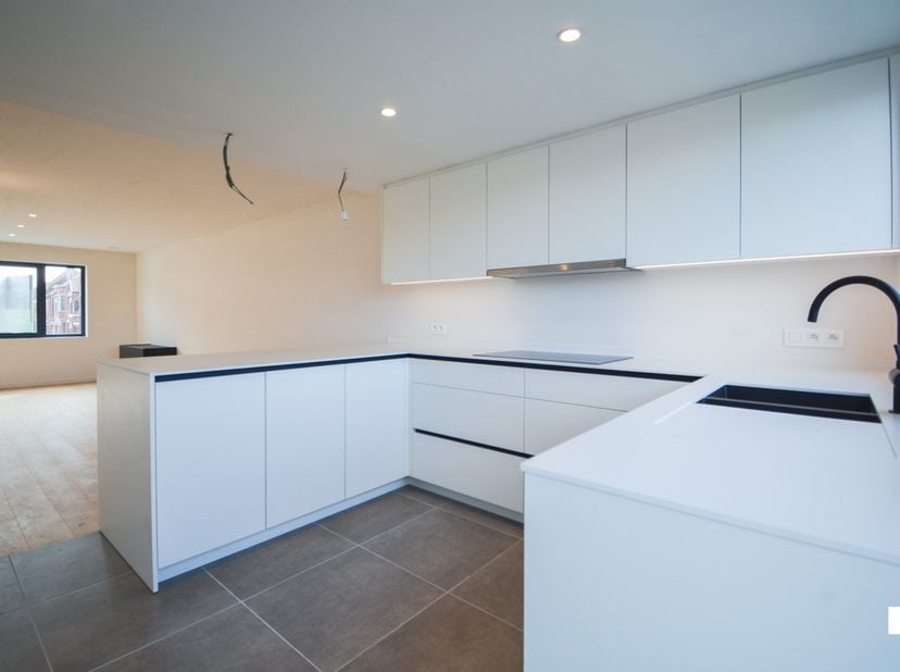 Ontdek dit lichtrijke, energiezuinige appartement met inpandige garage op de eerste verdieping van een zeer rustig gebouw (bestaande uit twee wooneenh