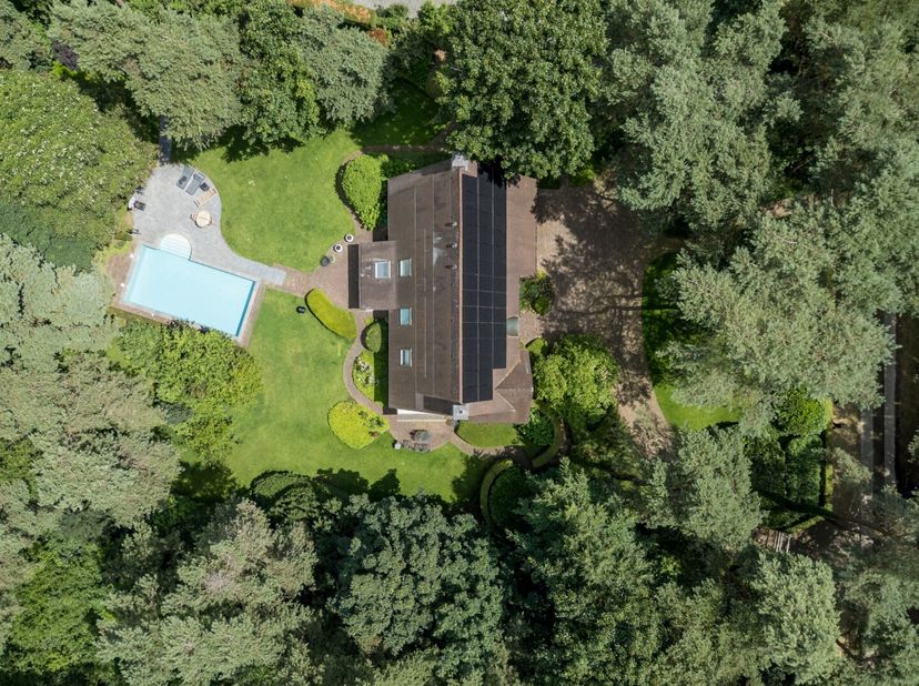 Deze prachtige villa is gelegen in een rustige en groene omgeving in Mol-Wezel, in een doodlopende straat, wat garant staat voor privacy en weinig ver