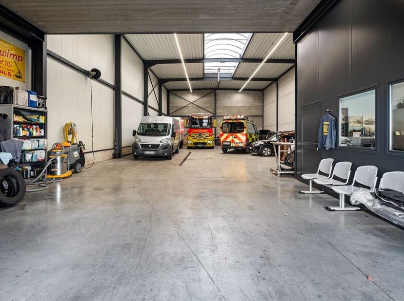 Recente KMO unit 375m² op strategische locatie<br />
Deze recent  KMO-unit (2021) is onderdeel van een duurzaam bedrijvenpark bestaande uit 13 multifu