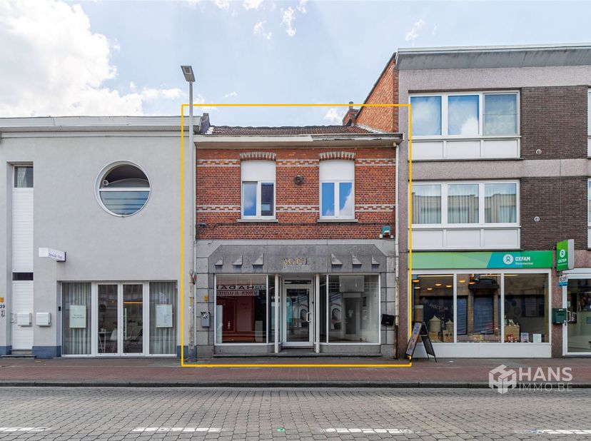 Handelshuis (189 m²) met garage in het centrum van Kapellen. Wonen én werken op een absolute toplocatie? Dit veelzijdige handelshuis bevindt zich pal