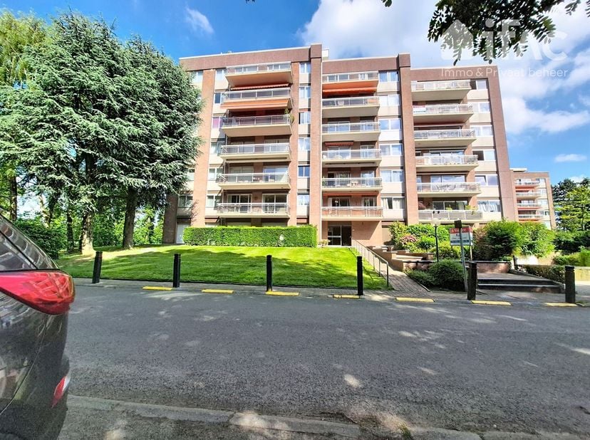 Heel rustig en groen gelegen 1 slaapkamer appartement met mooi west georiënteerd terras. Het appartement geniet van een bijzonder goede ligging, vlakb
