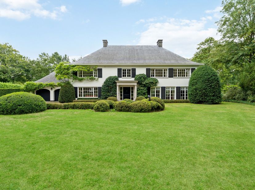 Op een van de meest gegeerde en residentiële locaties van Brasschaat centrum bevindt zich deze uitzonderlijke en charmante villa op een ruim perceel.
