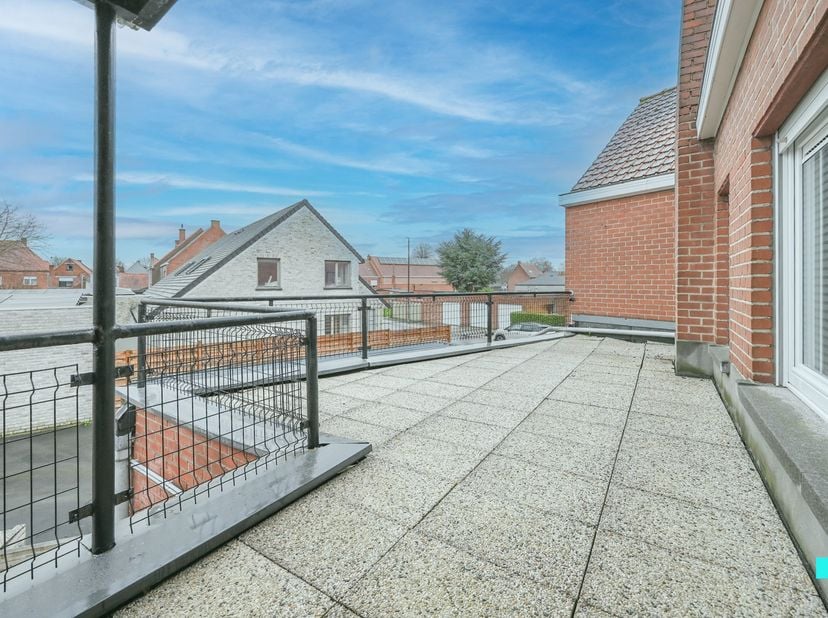 Dit goed onderhouden appartement met twee slaapkamers bevindt zich op de eerste verdieping en heeft een totale bewoonbare oppervlakte van ca. 158 m² (