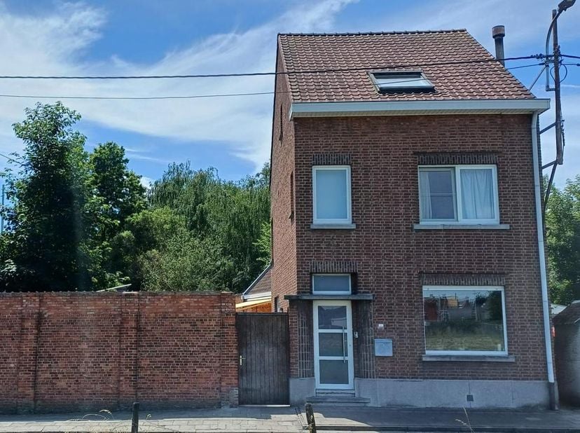 Gerenoveerde woning met 4 slaapkamers te Londerzeel.<br />
<br />
Deze vrijstaande en instapklare woning op een perceel van 6 are 29 is gelegen in de