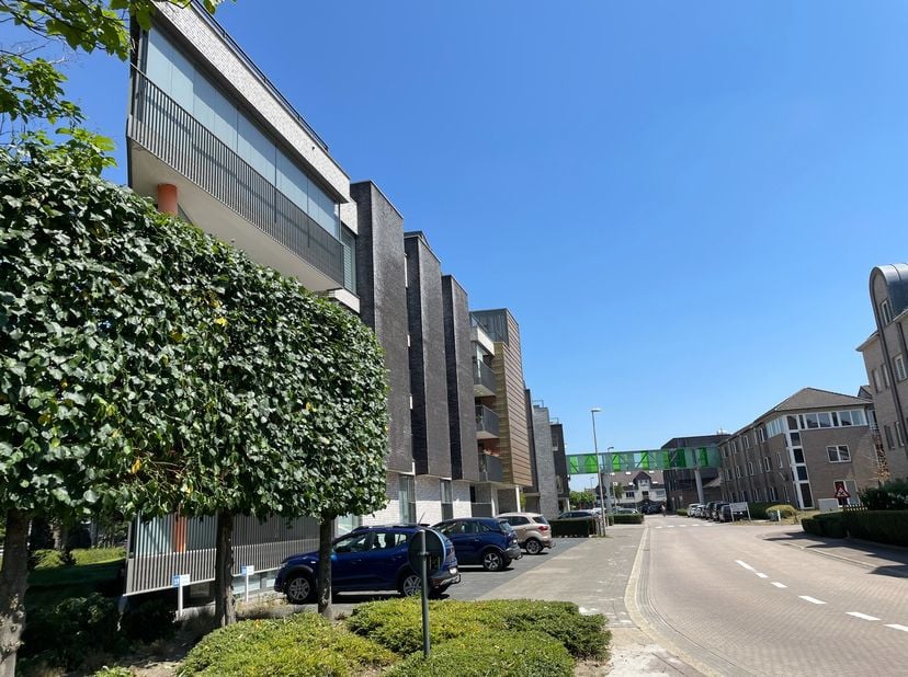 Mooi appartement van 76 m² met 2 slaapkamers en mooi terras van 12 m² met uitzicht op het groen gelegen midden in het centrum op 100m van de winkel en