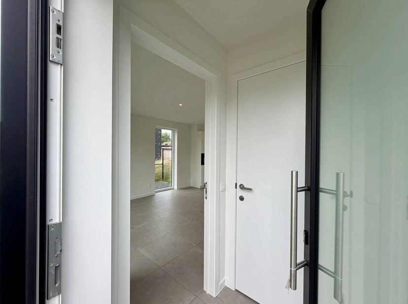 Ben je op zoek naar een splinternieuw, duurzaam en modern huis in Limburg? Deze unieke woning in Peer combineert hedendaags wooncomfort met een uitste