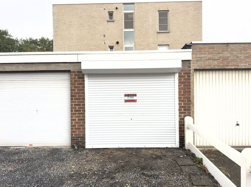 Afgesloten garagebox/opslagruimte gelegen achter appartementsgebouw "Residentie Van Eyck",<br />
Morekstraat 7-21, te Wondelgem bij Gent. <br />
De op