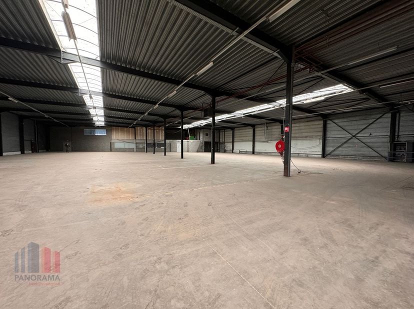 Multifunctioneel bedrijfsgebouw&amp;nbsp;bestaande uit magazijn/atelier/werkplaats (1.845 m²)&amp;nbsp;in combinatie met kantoren (200 m²) en een polyvalente