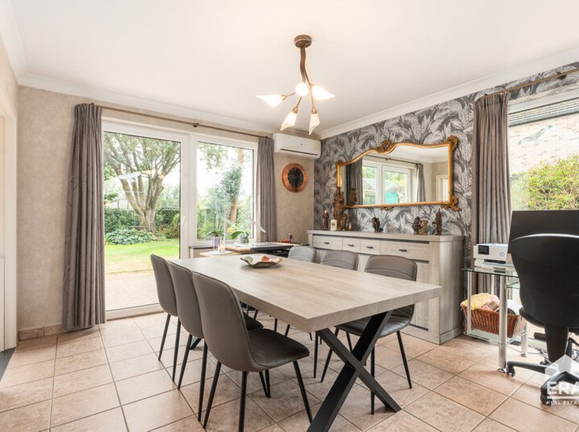 Deze halfopen woning ligt in een rustige, doodlopende straat nabij het centrum van Bocholt. Wandelliefhebbers vinden hier volop mogelijkheden en ook s
