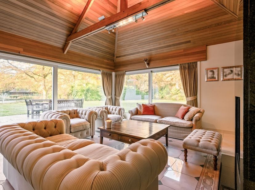 Traduction en français : Charmante villa avec de grandes possibilités d'extension sur un domaine privé unique jouxtant une réserve naturelle à Schilde