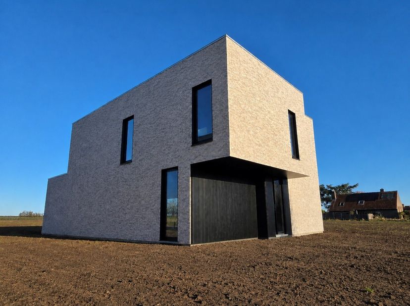 Op een perceel van 652m² staat deze unieke nieuwbouwvilla met een bewoonbare oppervlakte van 266m²,  de strakke architectuur valt meteen op. Tijdens h