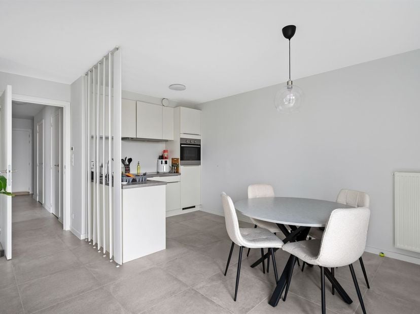 Het energiezuinig appartement is ideaal gelegen in een rustige, toch centrale wijk van Sint-Niklaas, met vlotte toegang tot het stadscentrum en de bel