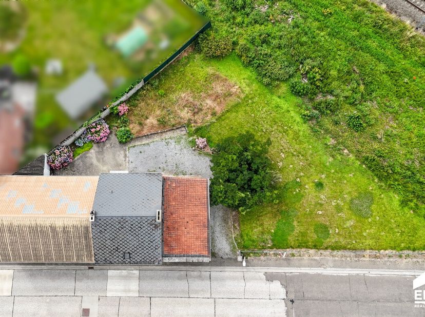 Charmante woning, gelegen op een perceel van 9are 37ca met een bewoonbare oppervlakte van 131m². De grote loods/schuur is ideaal voor beroeps-of hobby