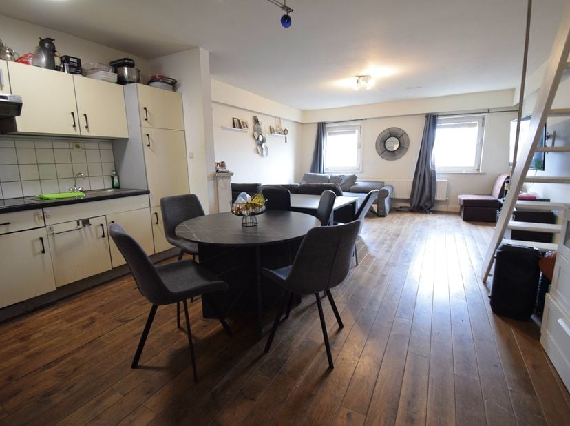Duplexappartement op de vierde en vijfde verdieping (lift aanwezig) in een volledig gerenoveerde residentie. Vooraan een prachtig open zicht op het Mi