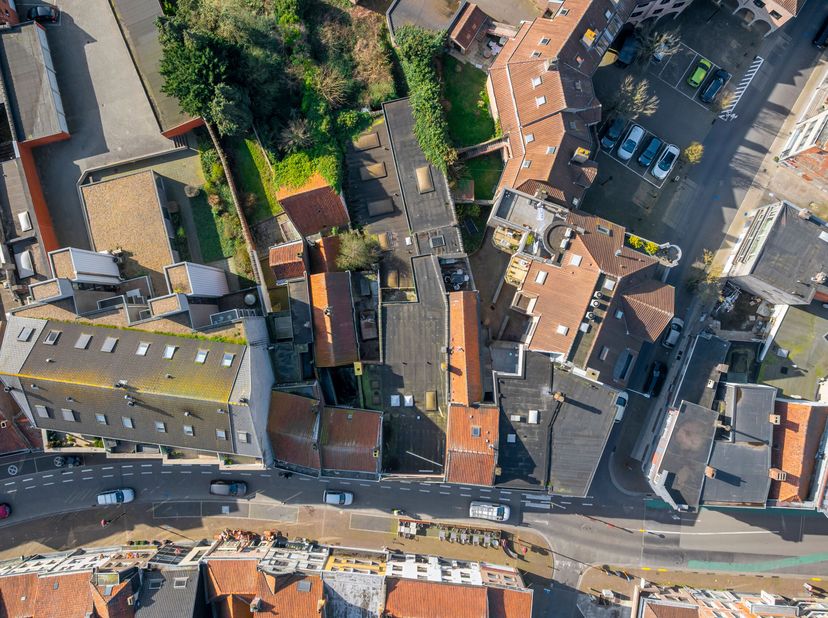 Projectgrond bestaande uit 2 panden in het centrum van Menen op 1.177m² met tal van mogelijkheden en een uitweg!<br />
Er zijn reeds schetsen van de m